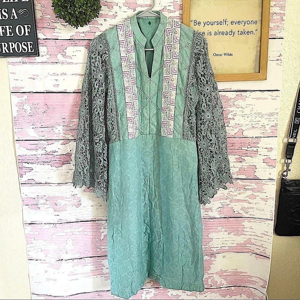 Women’s Green Long Sleeve Lace Dress Side Slit